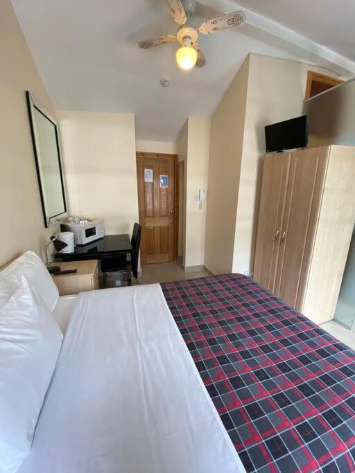 Studio To Let In Covent Garden With Kitchen London Eksteriør billede